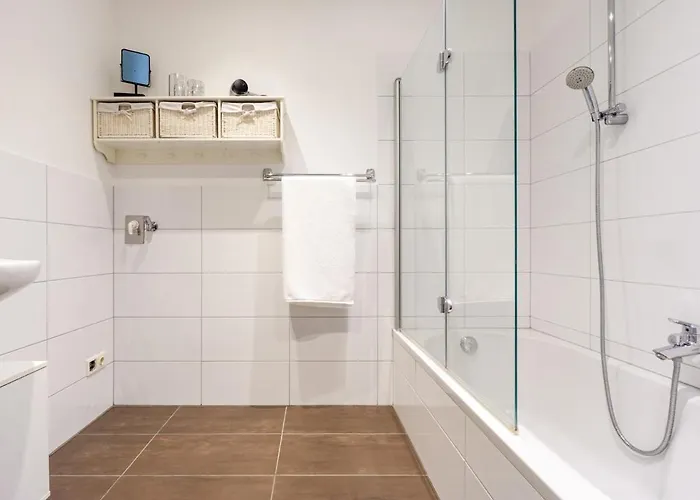 In Quiet Area With Balcony And Parking, Walking Distance To U1 Metro * Viena