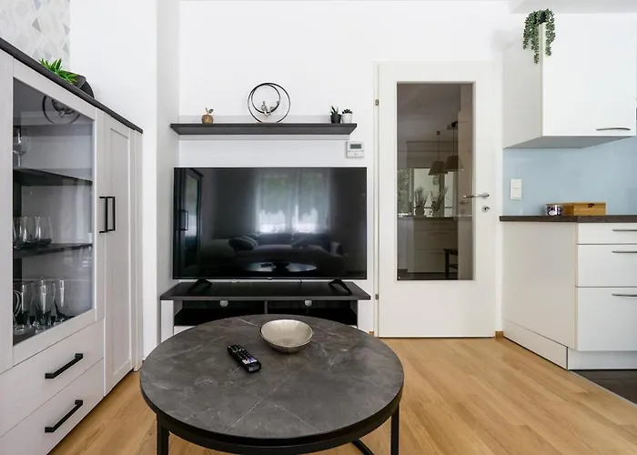 In Quiet Area With Balcony And Parking, Walking Distance To U1 Metro Apartamento Viena