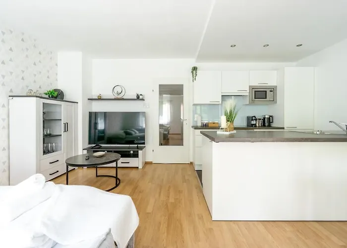 Apartamento In Quiet Area With Balcony And Parking, Walking Distance To U1 Metro