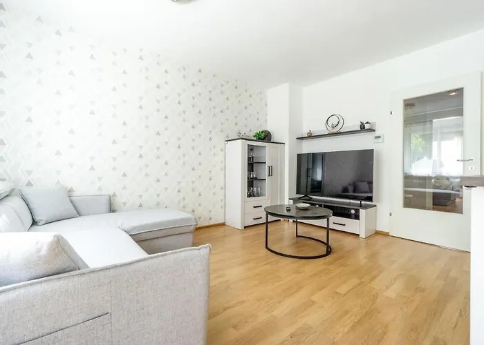 In Quiet Area With Balcony And Parking, Walking Distance To U1 Metro * Viena