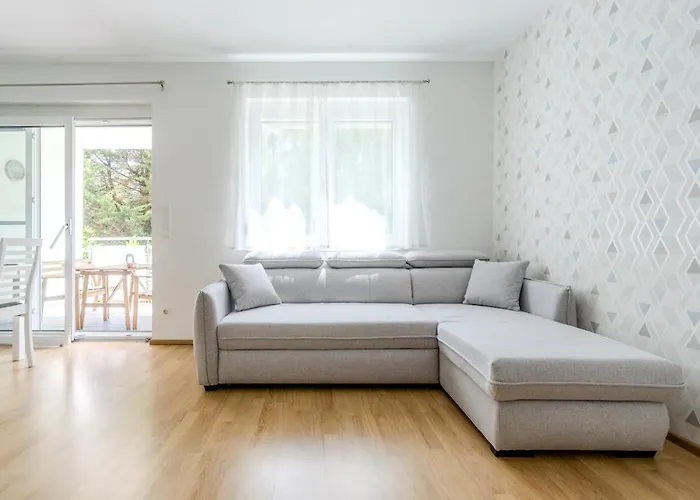 In Quiet Area With Balcony And Parking, Walking Distance To U1 Metro Viena