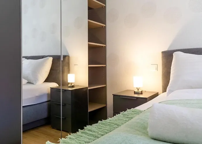 In Quiet Area With Balcony And Parking, Walking Distance To U1 Metro * Viena