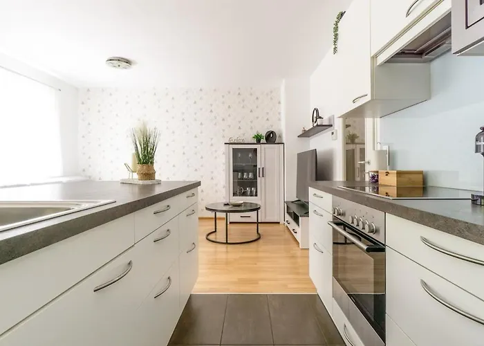 In Quiet Area With Balcony And Parking, Walking Distance To U1 Metro Apartamento