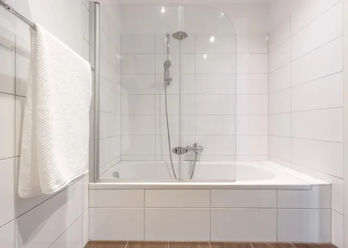 Apartamento In Quiet Area With Balcony And Parking, Walking Distance To U1 Metro