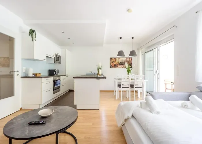 In Quiet Area With Balcony And Parking, Walking Distance To U1 Metro Apartamento Viena