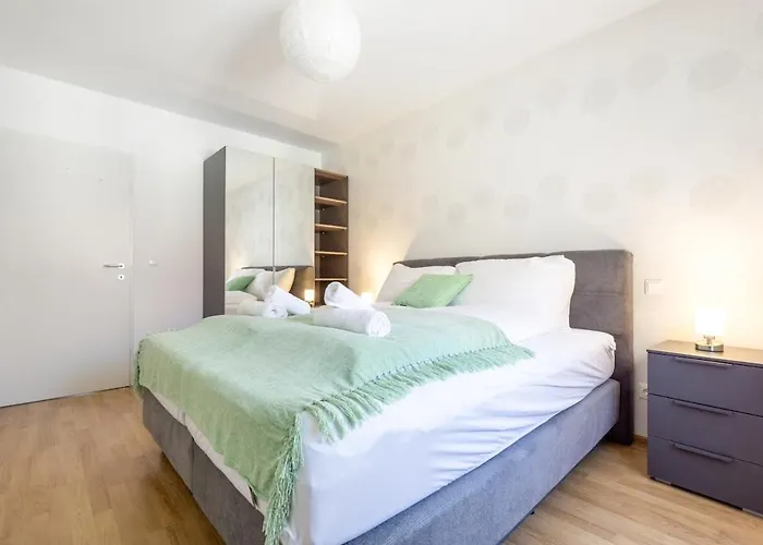 Apartamento In Quiet Area With Balcony And Parking, Walking Distance To U1 Metro Viena