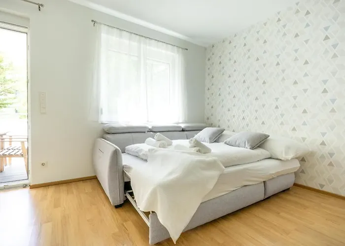 In Quiet Area With Balcony And Parking, Walking Distance To U1 Metro * Viena