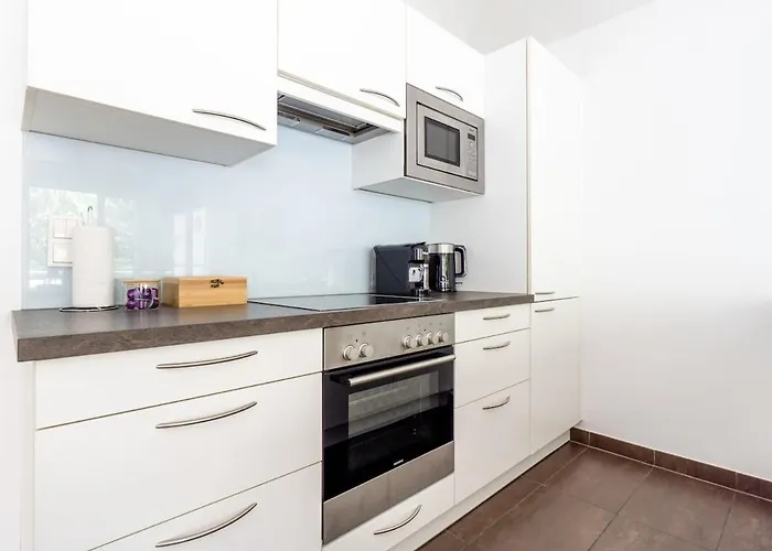 In Quiet Area With Balcony And Parking, Walking Distance To U1 Metro Apartamento Viena