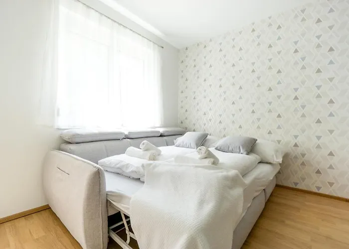 In Quiet Area With Balcony And Parking, Walking Distance To U1 Metro Viena