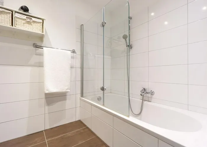 Apartamento In Quiet Area With Balcony And Parking, Walking Distance To U1 Metro Viena