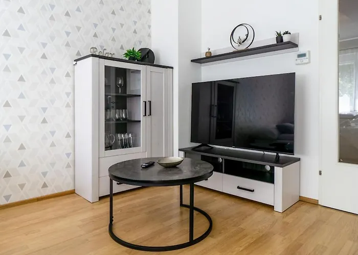 In Quiet Area With Balcony And Parking, Walking Distance To U1 Metro Apartamento