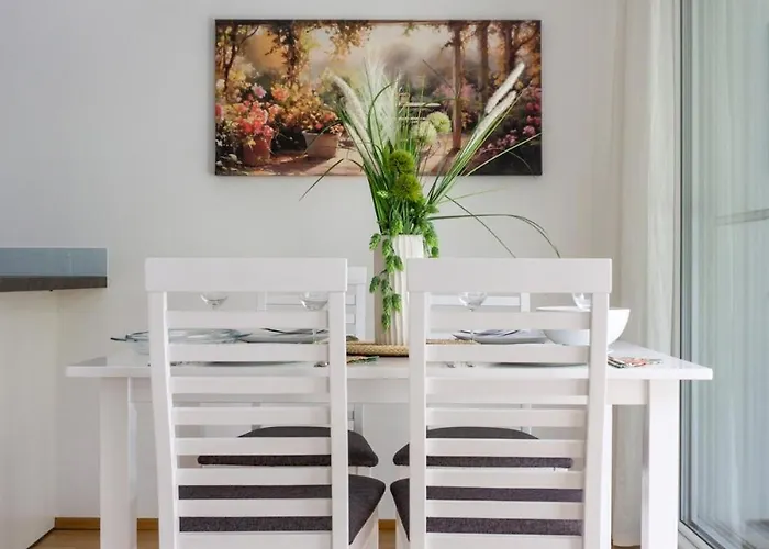 In Quiet Area With Balcony And Parking, Walking Distance To U1 Metro * Viena