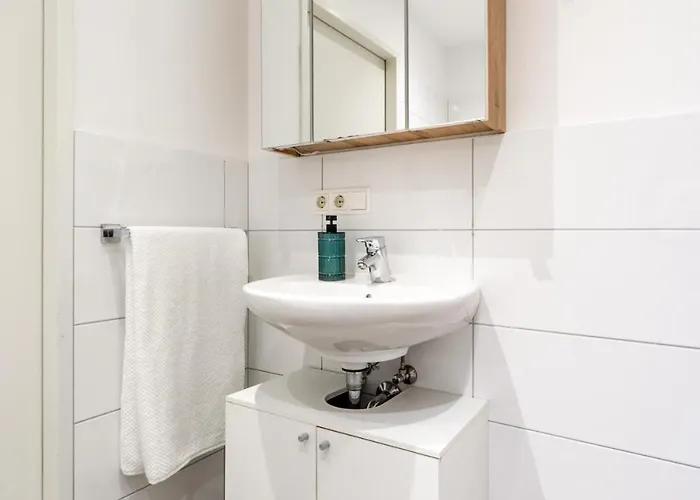 In Quiet Area With Balcony And Parking, Walking Distance To U1 Metro * Viena